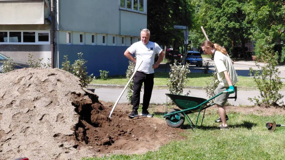 Članom dru&scaron;tva Zeleni nadzorniki so se pri saditvi dreves in urejanju okolice pridružili tudi stanovalci Majaronove.. Foto: Vesna Levičnik