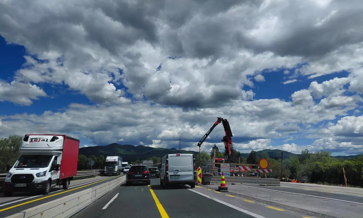 Vozniki strpno in previdno: dolge kolone na primorski in štajerski avtocesti