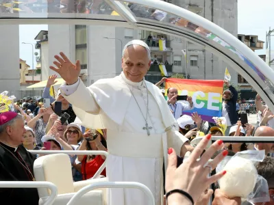 Pope Leo XIV gestures as he leaves at the end of his visit to the so-called "Land of Fires," an area long plagued by illegal toxic waste dumping and burning, in Acerra, Italy, May 23, 2026. REUTERS/Ciro De Luca / Foto: Ciro De Luca