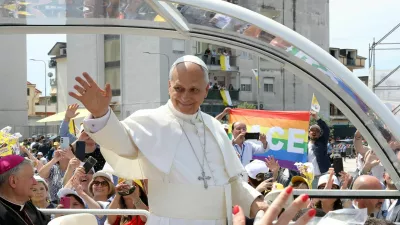 Pope Leo XIV gestures as he leaves at the end of his visit to the so-called "Land of Fires," an area long plagued by illegal toxic waste dumping and burning, in Acerra, Italy, May 23, 2026. REUTERS/Ciro De Luca / Foto: Ciro De Luca