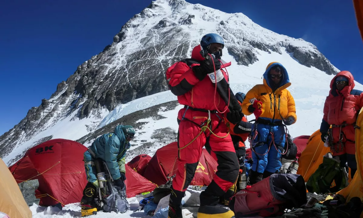 Nov rekord vzponov na Mount Everest: v enem dnevu zabeleženih 274 alpinistov