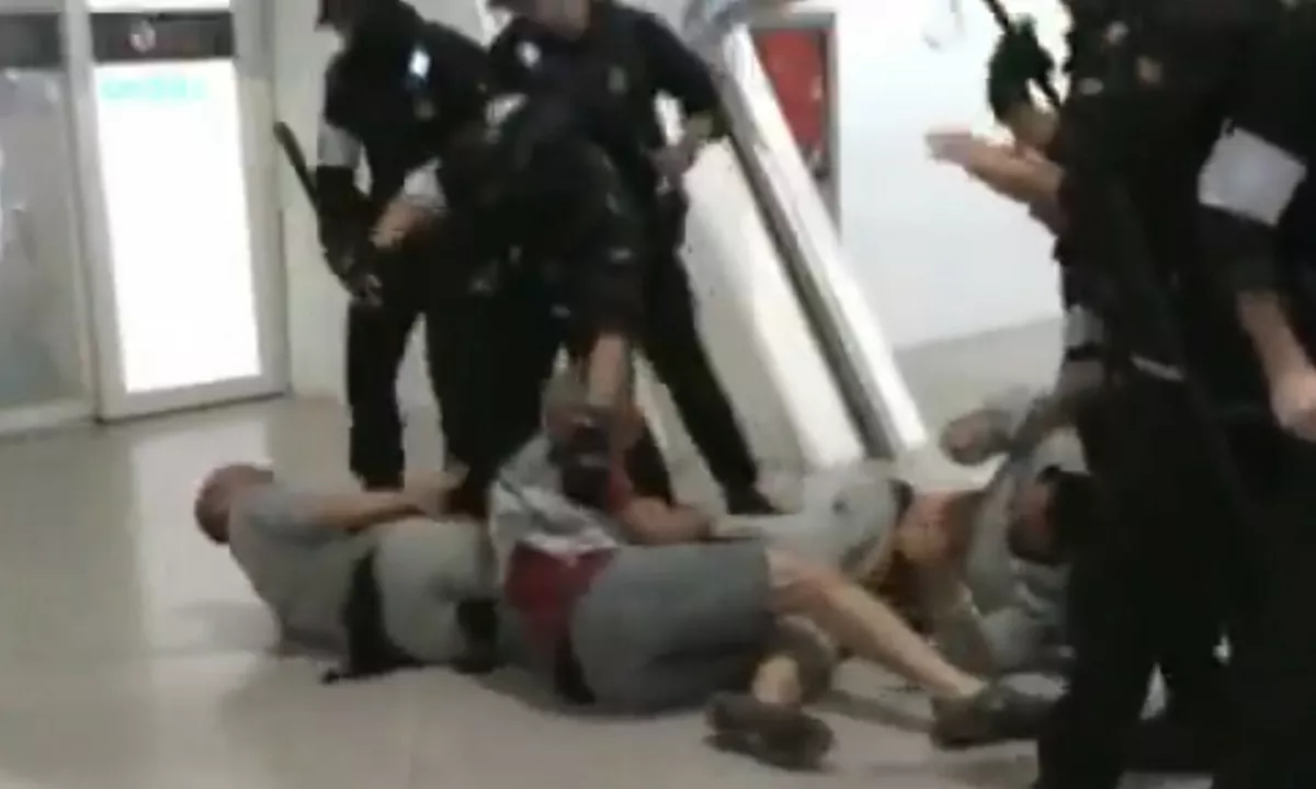 Špansko in mednarodno javnost razburjajo videoposnetki, ki so danes nastali na letališču v Bilbau in prikazujejo več policistov, kako s pendreki posredujejo proti članom humanitarne flotilje za pomoč Gazi.