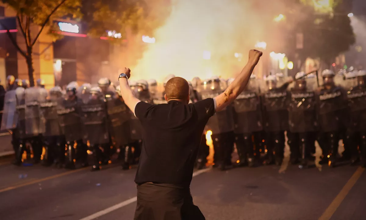 V Beogradu po protestu več incidentov, policija uporabila solzivec