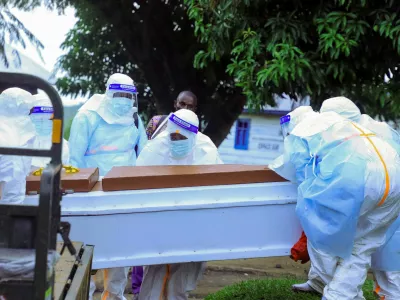 Congolese medical workers wearing personal protective equipment (PPE) load a coffin of a patient that died of Ebola on a mobile trailer at the Rwampara General Hospital as authorities intensify efforts to contain a new Ebola outbreak involving the Bundibugyo strain outbreak in Rwampara outside Bunia, Ituri province, Democratic Republic of Congo, May 21, 2026. REUTERS/Stringer