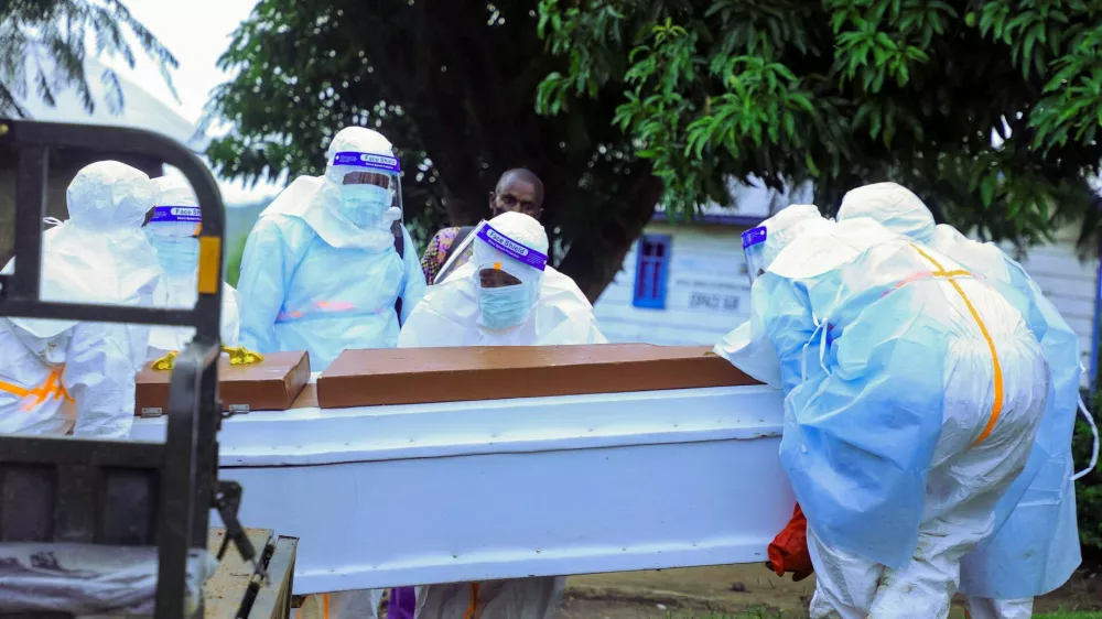 Congolese medical workers wearing personal protective equipment (PPE) load a coffin of a patient that died of Ebola on a mobile trailer at the Rwampara General Hospital as authorities intensify efforts to contain a new Ebola outbreak involving the Bundibugyo strain outbreak in Rwampara outside Bunia, Ituri province, Democratic Republic of Congo, May 21, 2026. REUTERS/Stringer