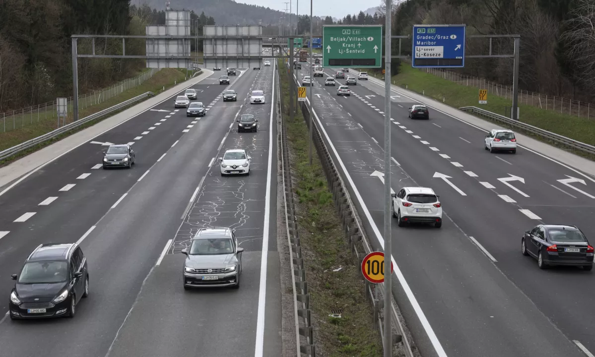 Razmere na slovenskih cestah ob 12. uri: ovire in zastoji