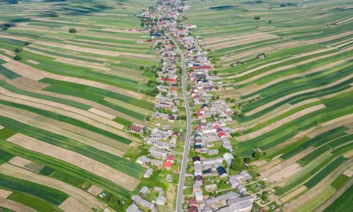 Vas, kjer vsi živijo na isti devet kilometrov dolgi ulici