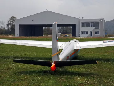 Aeroklub Bovec - letali&scaron;če - novi hangar - jadralno letalo - POSOČJE 2013 - upad povpra&scaron;evanja po turističnih zmogljivostih - turizem //FOTO: Bojan Velikonja 