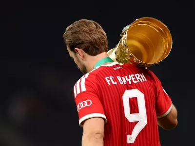 Soccer Football - DFB Cup - Final - Bayern Munich v VfB Stuttgart - Olympiastadion, Berlin, Germany - May 23, 2026 Bayern Munich's Harry Kane carries the trophy as he celebrates winning the DFB Cup REUTERS/Maryam Majd DFB REGULATIONS PROHIBIT ANY USE OF PHOTOGRAPHS AS IMAGE SEQUENCES AND/OR QUASI-VIDEO.   TPX IMAGES OF THE DAY