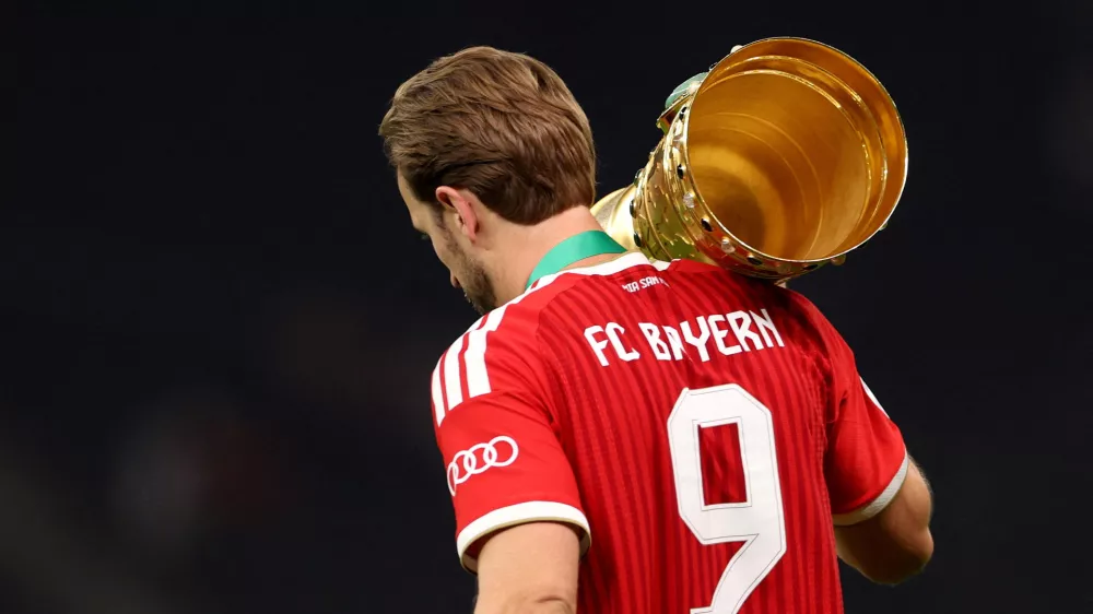 Soccer Football - DFB Cup - Final - Bayern Munich v VfB Stuttgart - Olympiastadion, Berlin, Germany - May 23, 2026 Bayern Munich's Harry Kane carries the trophy as he celebrates winning the DFB Cup REUTERS/Maryam Majd DFB REGULATIONS PROHIBIT ANY USE OF PHOTOGRAPHS AS IMAGE SEQUENCES AND/OR QUASI-VIDEO.   TPX IMAGES OF THE DAY