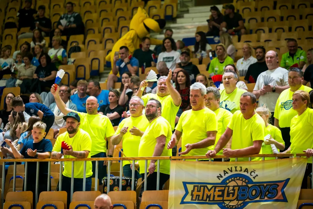 Slovenska ekipa je imela tudi glasno pomoč navijačev na tribunah. Foto: ZSIS
