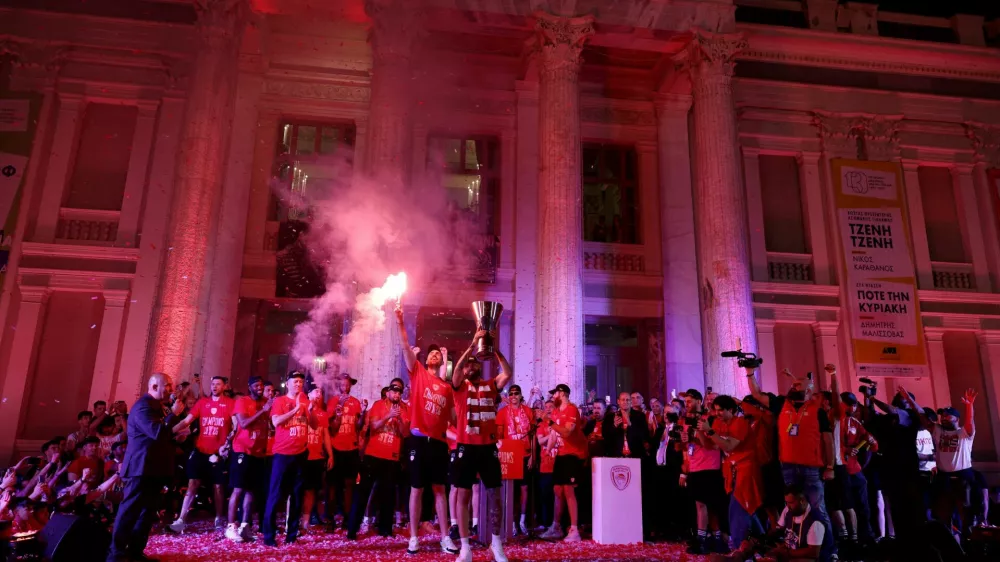 Basketball - Euroleague - Final - Olympiacos Victory Parade - Piraeus, Greece - May 25, 2026 Olympiacos players celebrate with the trophy after winning the Euroleague final REUTERS/Stelios Misinas   TPX IMAGES OF THE DAY
