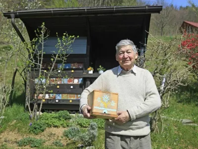 prof. dr. Janez Gradznanstvenik, matematik, informatik, profesor in eden od najvidnej&scaron;ih pionirjev računalni&scaron;tva in informatike pri nas. Bil je tudi izjemen ljubitelj narave ter vrhunski opazovalec in raziskovalec čmrljev. 
