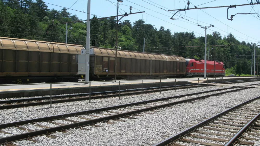 Železni&scaron;ka postaja Postojna, vlak, železnica
