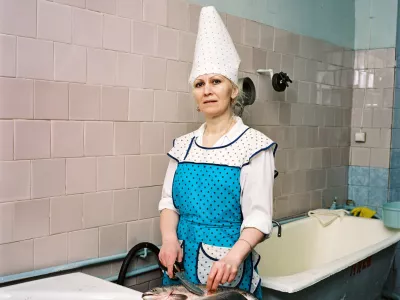 Angarsk, 2008Een werkneemster maakt een vis klaar in de kantine van de cementfabriek. De fabriek heeft twee keer de Leninorde gekregen. Toen heeft de perestrojka alles kapot gemaakt. 'We zijn achttien jaar kwijtgeraakt. Het collectief is uit elkaar gevallen.' / A worker preparing a fish in the canteen of the cement factory. The factory was twice awarded the Lenin Order. Then perestroika destroyed everything. 'We lost eighteen years. The community fell apart.' GRATIS GEBRUIK VAN MAXIMAAL DRIE FOTO'S UIT DEZE PERSMAP bij artikelen of recensies in het kader van het boek of tentoonstelling 'Ordinary People' van fotograaf Rob Hornstra in het Fotomuseum Den Haag van 9 december 2023 tot 17 maart 2024.FREE USE OF MAXIMUM THREE PHOTOS FROM THIS PRESS FOLDER with articles or reviews about photographer Rob Hornstra's book or exhibition 'Ordinary People' at the Fotomuseum Den Haag from 9 December 2023 to 17 March 2024.