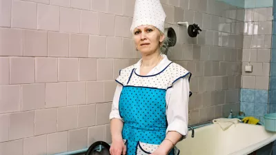 Angarsk, 2008Een werkneemster maakt een vis klaar in de kantine van de cementfabriek. De fabriek heeft twee keer de Leninorde gekregen. Toen heeft de perestrojka alles kapot gemaakt. 'We zijn achttien jaar kwijtgeraakt. Het collectief is uit elkaar gevallen.' / A worker preparing a fish in the canteen of the cement factory. The factory was twice awarded the Lenin Order. Then perestroika destroyed everything. 'We lost eighteen years. The community fell apart.' GRATIS GEBRUIK VAN MAXIMAAL DRIE FOTO'S UIT DEZE PERSMAP bij artikelen of recensies in het kader van het boek of tentoonstelling 'Ordinary People' van fotograaf Rob Hornstra in het Fotomuseum Den Haag van 9 december 2023 tot 17 maart 2024.FREE USE OF MAXIMUM THREE PHOTOS FROM THIS PRESS FOLDER with articles or reviews about photographer Rob Hornstra's book or exhibition 'Ordinary People' at the Fotomuseum Den Haag from 9 December 2023 to 17 March 2024.