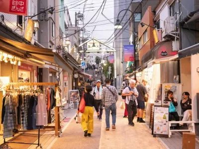 Asien, Japan, Honshu, Tokio, Yanesen, Einkaufsstrasse Yanaka-Ginza, 19.10.2025Engl.: Asia, Japan, Honshu, Tokyo, Yanesen, shopping street, Yanaka Ginza, 19.10.2025,Image: 1077917551, License: Rights-managed, Restrictions: (If not specified otherwise, the minimum fee for PRINT usage is 25 Euro, for ONLINE 15 Euro for each laif image.), Model Release: no 