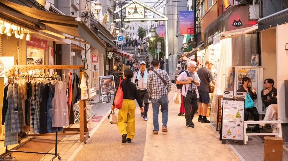 Asien, Japan, Honshu, Tokio, Yanesen, Einkaufsstrasse Yanaka-Ginza, 19.10.2025Engl.: Asia, Japan, Honshu, Tokyo, Yanesen, shopping street, Yanaka Ginza, 19.10.2025,Image: 1077917551, License: Rights-managed, Restrictions: (If not specified otherwise, the minimum fee for PRINT usage is 25 Euro, for ONLINE 15 Euro for each laif image.), Model Release: no 