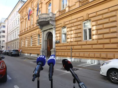 21.5.2026 - Ustavno sodi&scaron;če - vabimo vas na izjavo poslank Svobode Tereze Novak in Lucije Tacer Perlin. Poslanki bosta podprli Darka Nikolovskega, ki bo zaradi vpliva tujih obve&scaron;čevalnih služb, zaradi česar je bila kr&scaron;ena pravica do svobodnih volitev, vložil ustavno pritožbo.zjava poslank in vlagatelja bo danes, 21. 5. 2026, ob 9.00 pred vhodom na sedež Ustavnega sodi&scaron;ča RS (Beethovnova ulica 10).Foto: Luka Cjuha / Foto: Luka Cjuha