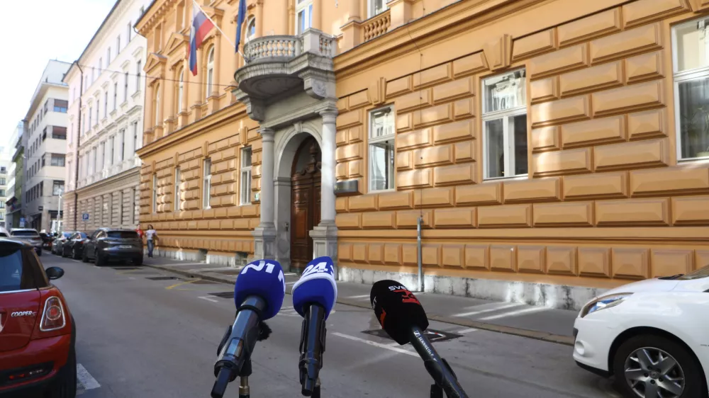 21.5.2026 - Ustavno sodi&scaron;če - vabimo vas na izjavo poslank Svobode Tereze Novak in Lucije Tacer Perlin. Poslanki bosta podprli Darka Nikolovskega, ki bo zaradi vpliva tujih obve&scaron;čevalnih služb, zaradi česar je bila kr&scaron;ena pravica do svobodnih volitev, vložil ustavno pritožbo.zjava poslank in vlagatelja bo danes, 21. 5. 2026, ob 9.00 pred vhodom na sedež Ustavnega sodi&scaron;ča RS (Beethovnova ulica 10).Foto: Luka Cjuha / Foto: Luka Cjuha