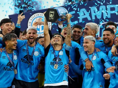 Soccer Football - Argentina Primera Division - Torneo Apertura - Final - River Plate v Belgrano - Mario Alberto Kempes Stadium, Cordoba, Argentina - May 24, 2026 Belgrano's Lucas Zelarayan lifts the trophy as he celebrates with teammates after winning the Torneo Apertura REUTERS/Agustin Marcarian   TPX IMAGES OF THE DAY