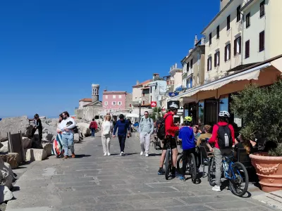 Piransko promenado za zasedli tako sprehajalci kot kolesarji. F Vesna Levičnik