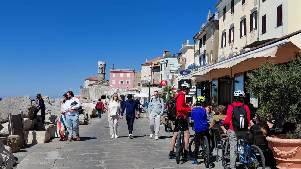 Piransko promenado za zasedli tako sprehajalci kot kolesarji. F Vesna Levičnik