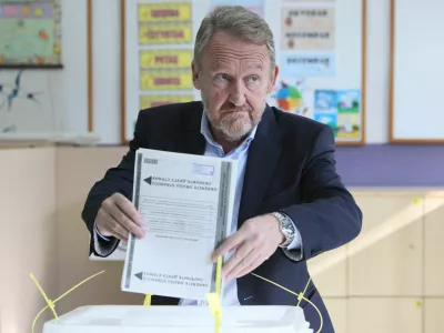 Bakir Izetbegovic of the Party of Democratic Action and Bosniak candidate of the Tri-partite Bosnian Presidency holds a ballot during Presidential and parliamentary elections at a polling centre in a school in Sarajevo, October 2, 2022 REUTERS/Amel Emric