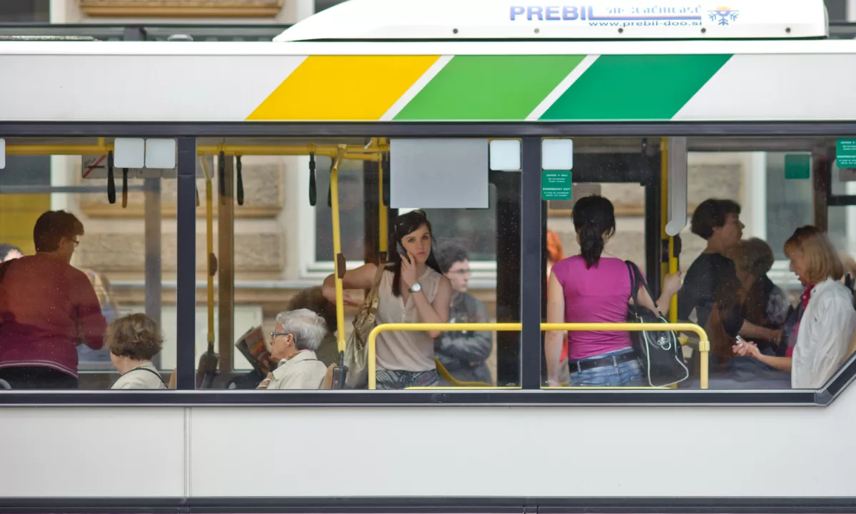 Podatki za leto 2023 kažejo, da prebivalci za pot z vlakom ali medkrajevnim avtobusom porabijo tudi do dvakrat več časa kot z osebnim avtomobilom.