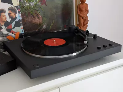 Gramofon PS-LX3BT z okusnim minimalističnim dizajnom ne izstopa, a tudi ne žalu oči.