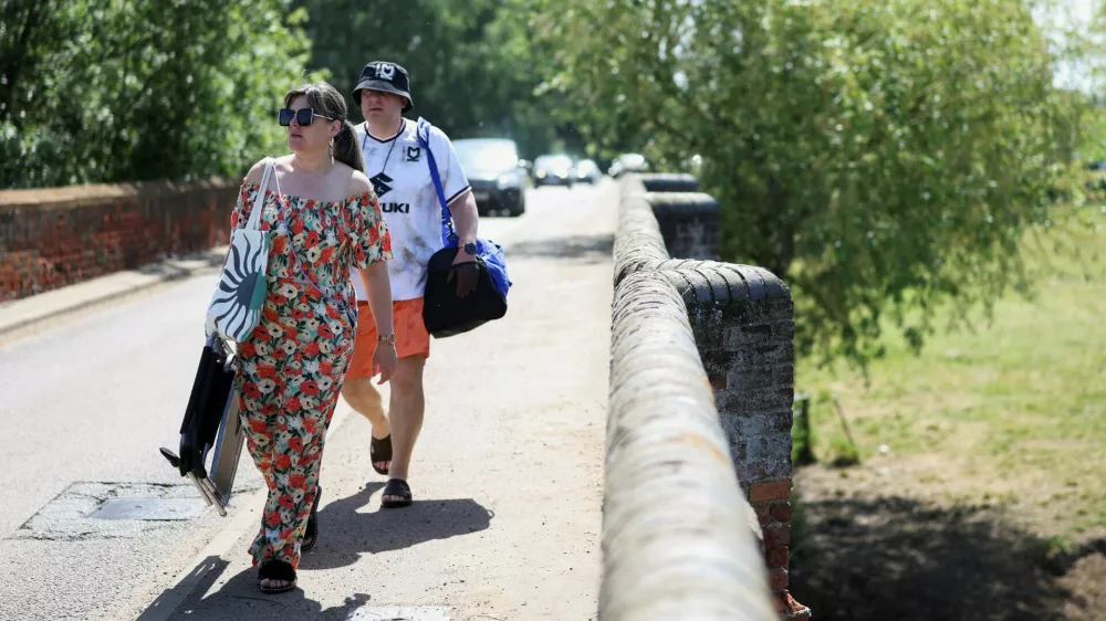 Sunbathers arrive with supplies near the River Great Ouse as temperatures climb over the bank holiday weekend during a heatwave, in Great Barford, Bedfordshire, Britain, May 24, 2026. REUTERS/Toby Shepheard