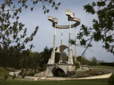 - 16.04.2015 - Spominski park Teharje - grobi&scaron;če Bukovžlak - osrednji državni park Republike Slovenije, ki je posvečen zamolčanim žrtvam povojnih pobojev. Nahaja se na področju Teharij, kjer je bilo zaprtih in po večini tudi usmrčenih okoli 5.000 ljudi. - grobi&scaron;če žrtev povojnih pobojev - spomenik ///FOTO: Luka Cjuha OPOMBA: ZA OBJAVO V PRILOGI &ndash; DNEVNIKOV OBJEKTIV 2015