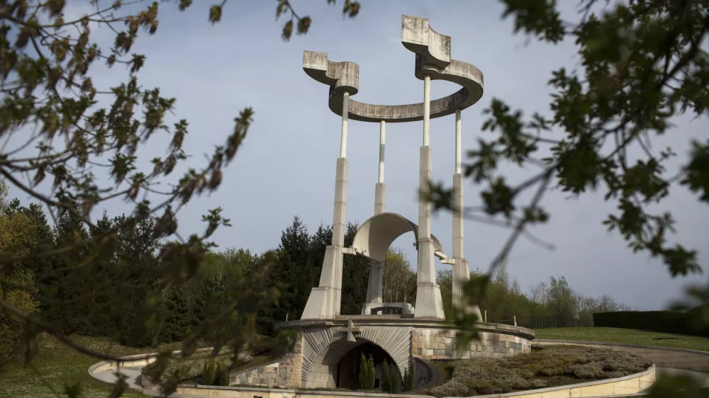 - 16.04.2015 - Spominski park Teharje - grobi&scaron;če Bukovžlak - osrednji državni park Republike Slovenije, ki je posvečen zamolčanim žrtvam povojnih pobojev. Nahaja se na področju Teharij, kjer je bilo zaprtih in po večini tudi usmrčenih okoli 5.000 ljudi. - grobi&scaron;če žrtev povojnih pobojev - spomenik ///FOTO: Luka Cjuha OPOMBA: ZA OBJAVO V PRILOGI &ndash; DNEVNIKOV OBJEKTIV 2015