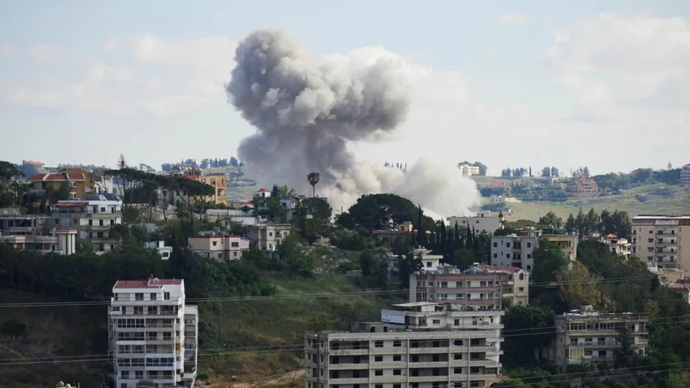 Plumes of smoke billow from southern Lebanon following Israeli strikes, as seen from Nabatieh, Lebanon, May 25, 2026. REUTERS/Stringer