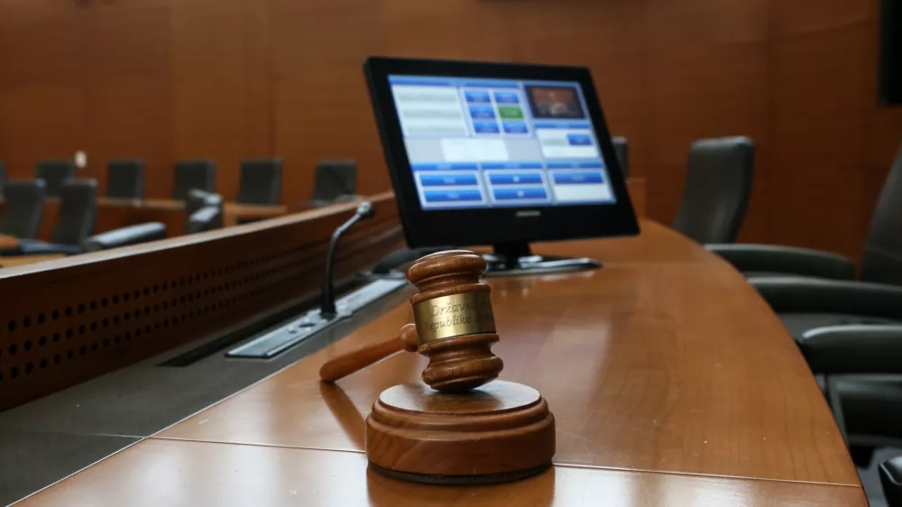 simbolična fotografija - poslanska dvorana - kladivo prtedsednika državnega zbora - 19.02.2019 &ndash; Stavba Parlament &ndash; Državni zbor (DZ) - &Scaron;estdeseta obletnica zgradbe Državnega zbora - 60 let, odkar je bila zgrajena parlamentarna stavba arhitekta Vinka Glanza -  //FOTO: Luka Cjuha.