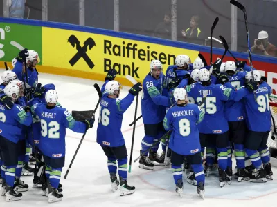 Ice Hockey - IIHF World Championships - Group B - Slovenia v Italy - BCF Arena, Fribourg, Switzerland - May 25, 2026 Slovenia players celebrate after winning the match REUTERS/David W Cerny