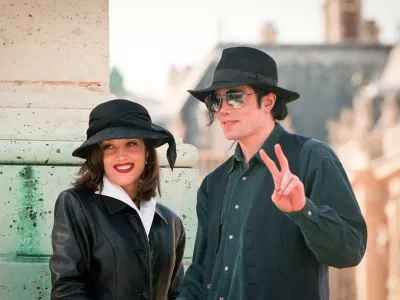 Lisa Marie Presley and Michael Jackson pose at the "Chateau de Versailles" on September 5, 1994 in Versailles, France.(Photo by Stephane Cardinale/Sygma via Getty Images)