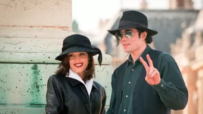 Lisa Marie Presley and Michael Jackson pose at the "Chateau de Versailles" on September 5, 1994 in Versailles, France.(Photo by Stephane Cardinale/Sygma via Getty Images)