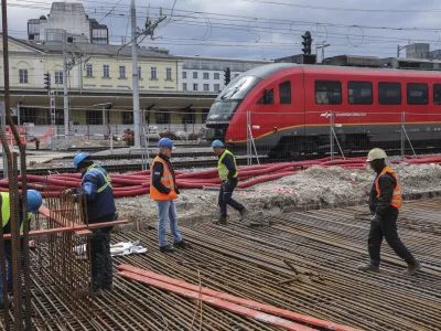 Promet po slovensko: z avtoceste na vlak, z vlaka pa na avtobus