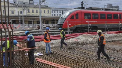 Promet po slovensko: z avtoceste na vlak, nato pa z vlaka na avtobus