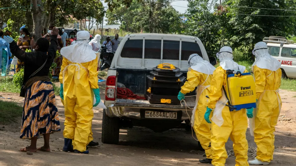 Red Cross workers wearing personal protective equipment (PPE) load on a pickup truck the coffin with the body of Dr Tibenderana Katho Blaise who worked at the Centre Medical Evangelique (CME) in Hoho commune and died of Ebola virus, as aid agencies intensify efforts to contain a new Ebola outbreak caused by the Bundibugyo virus, before his burial in Bunia town, Ituri province, Democratic Republic of Congo, May 26, 2026. REUTERS/Stringer