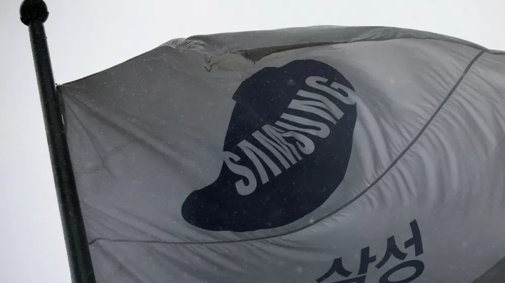 FILE PHOTO: A flag bearing the logo of Samsung Electronics flutters as it rains in front of their office building in Seoul, South Korea, May 20, 2026.  REUTERS/Kim Hong-Ji/File Photo