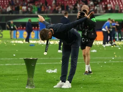 Soccer Football - UEFA Conference League - Final - Crystal Palace v Rayo Vallecano - Red Bull Arena, Leipzig, Germany - May 27, 2026 Crystal Palace manager Oliver Glasner celebrates with the trophy after winning the UEFA Conference League REUTERS/Lisi Niesner