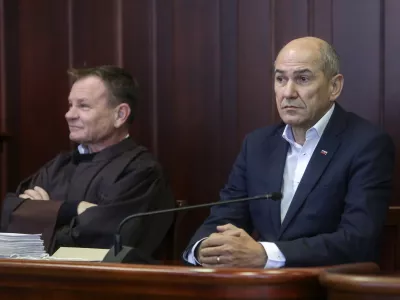 predsednik SDS Janez Jan&scaron;a, Franci Matoz, odvetnik Janeza Jan&scaron;e- 22.12.2022 &ndash; Okrožno sodi&scaron;če Kranj &ndash; od&scaron;kodninska tožba predsednika SDS Janeza Jan&scaron;e zoper sodnike in nekdanjo tožilko zaradi sodnega procesa Patria v vi&scaron;ini 900 tisoč evrov. //FOTO: Jaka Gasar