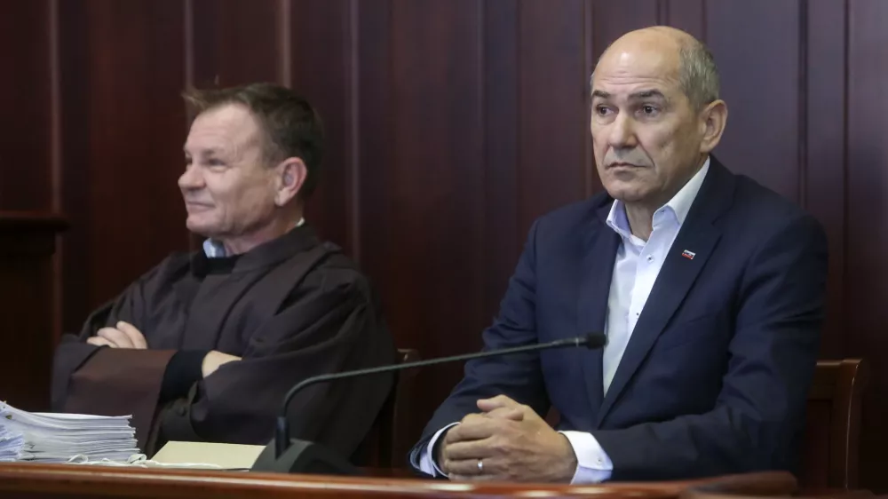 predsednik SDS Janez Jan&scaron;a, Franci Matoz, odvetnik Janeza Jan&scaron;e- 22.12.2022 &ndash; Okrožno sodi&scaron;če Kranj &ndash; od&scaron;kodninska tožba predsednika SDS Janeza Jan&scaron;e zoper sodnike in nekdanjo tožilko zaradi sodnega procesa Patria v vi&scaron;ini 900 tisoč evrov. //FOTO: Jaka Gasar