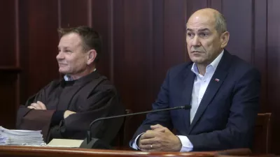 predsednik SDS Janez Jan&scaron;a, Franci Matoz, odvetnik Janeza Jan&scaron;e- 22.12.2022 &ndash; Okrožno sodi&scaron;če Kranj &ndash; od&scaron;kodninska tožba predsednika SDS Janeza Jan&scaron;e zoper sodnike in nekdanjo tožilko zaradi sodnega procesa Patria v vi&scaron;ini 900 tisoč evrov. //FOTO: Jaka Gasar
