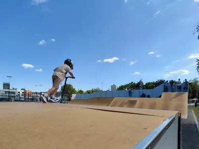 Skejt park v Savskem naselju je po oceni nekdanjega profesionalnega skateboarderja ustrezno obnovljen, pri čemer gre za klasično prenovo z zamenjavo materialov in izbolj&scaron;avo obstoječega objekta. Foto: Vesna Levičnik