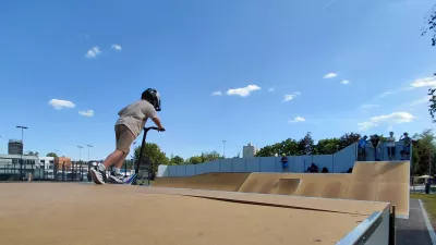Skejt park v Savskem naselju je po oceni nekdanjega profesionalnega skateboarderja ustrezno obnovljen, pri čemer gre za klasično prenovo z zamenjavo materialov in izboljšavo obstoječega objekta. Foto: Vesna Levičnik