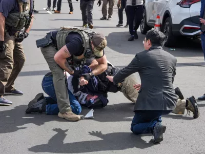 Democratic U.S. Senator Andy Kim gestures as law enforcement officers detain a demonstrator outside Delaney Hall in Newark, New Jersey, U.S., May 25, 2026. REUTERS/Ryan Murphy   TPX IMAGES OF THE DAY