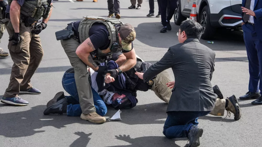 Democratic U.S. Senator Andy Kim gestures as law enforcement officers detain a demonstrator outside Delaney Hall in Newark, New Jersey, U.S., May 25, 2026. REUTERS/Ryan Murphy   TPX IMAGES OF THE DAY